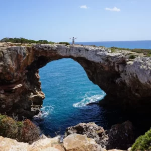 Excursión a pie por Cala Varques y Cala Mármols