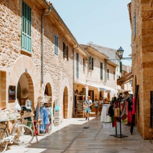 Formentor y mercadillo típicos de Mallorca desde el Sur
