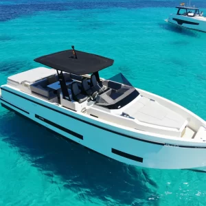 Yate privado por calas vírgenes